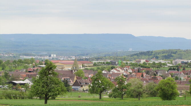 Walddorfhäslach, Walddorf, Übersicht Von einer Anhöhe des Schönbuchs ist der Ort Walddorf vor dem Albtrauf zu sehen. Ursprünglich sollte an der Dettenhauser Straße e