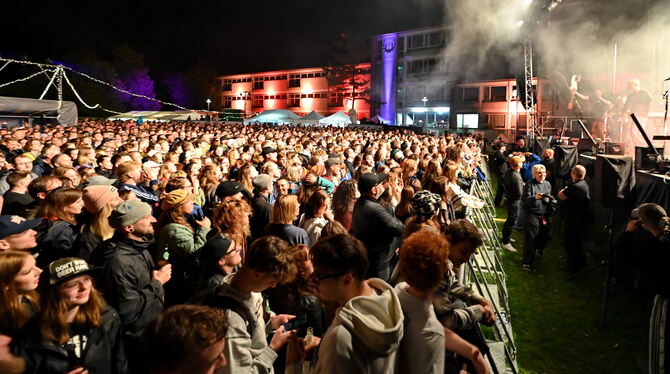 Umsonst und Draußen Leoniden Spektakel auf der Schulwiese: Die Band »Leoniden« heizt den Tausenden in Mössingen ein.