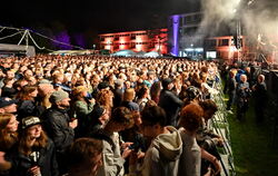 Spektakel auf der Schulwiese: Die Band  "Leoniden" heizt den Tausenden in Mössingen ein.