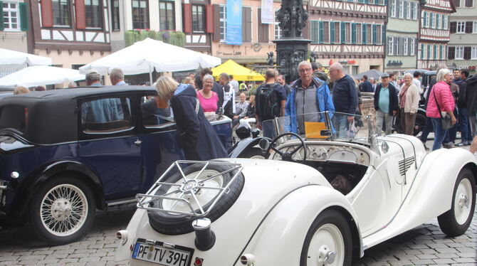 Tübingen Oldtimer Dieser BMW 328 aus dem Jahr 1933 zog an seinem Standpunkt vor dem Tübinger Rathaus viele Blicke auf sich.