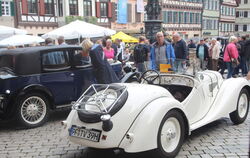 Dieser BMW 328 aus dem Jahr 1933 zog an seinem Standpunkt vor dem Tübinger Rathaus viele Blicke auf sich.