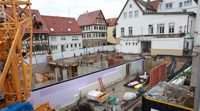 Die ersten Wände stehen schon: Die Bauarbeiten am Rathausergänzungsbau kommen gut voran.  FOTO: REISNER