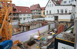 Die ersten Wände stehen schon: Die Bauarbeiten am Rathausergänzungsbau kommen gut voran.  FOTO: REISNER 