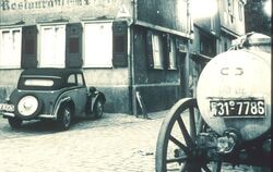 Ein historisches Bild der Gaststätte zum Pflug in Tübingen aus der Zeit kurz nach dem Ende des Zweiten Weltkriegs.
