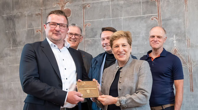 Nicole Razavi, Ministerin für Landesentwicklung und Wohnen, überreicht Bürgermeister Stefan Wörner (ganz links) die Bronze-Plake