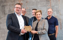 Nicole Razavi, Ministerin für Landesentwicklung und Wohnen, überreicht Bürgermeister Stefan Wörner (ganz links) die Bronze-Plake