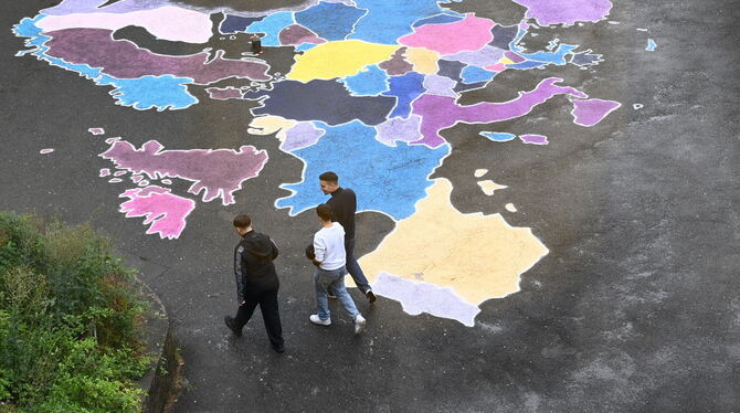 Der Schulhof hat eine frisch gesprühte Europakarte erhalten. FOTOS: ZENKE