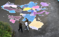 Der Schulhof hat eine frisch gesprühte Europakarte erhalten. FOTOS: ZENKE