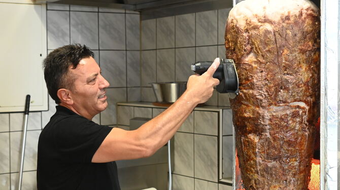 Kebap Häusle Döner Das sieht lecker aus: Mahmut Kilic am Dönerspieß des Kebap Häusle am Weibermarkt.