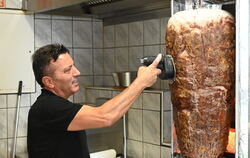 Das sieht lecker aus: Mahmut Kilic am Dönerspieß des Kebap Häusle am Weibermarkt.