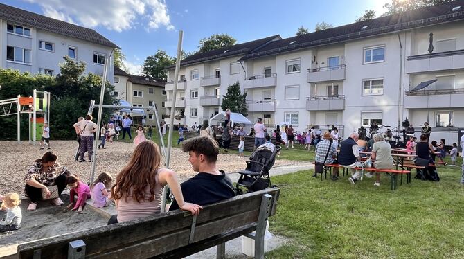 Das Nachbarschaftsfest bringt Generationen zusammen.