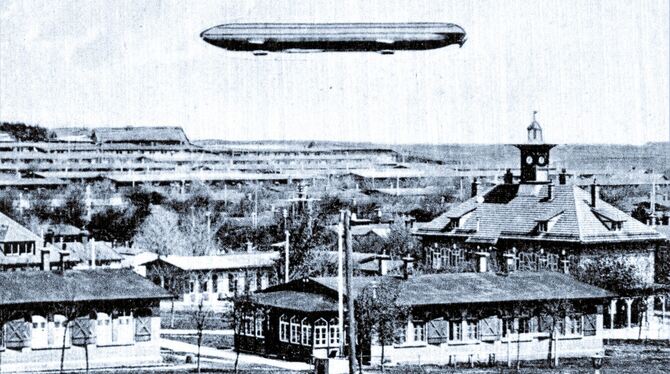 Eine historische Postkarte zeigt den Zeppelin, wie er 1908 über dem Alten Lager schwebte. Eine weitere Postkarte zeigt den Zeppe Eine historische Postkarte zeigt den Zeppelin, wie er 1908 über dem Alten Lager schwebte. Eine weitere Postkarte zeigt den Zeppe