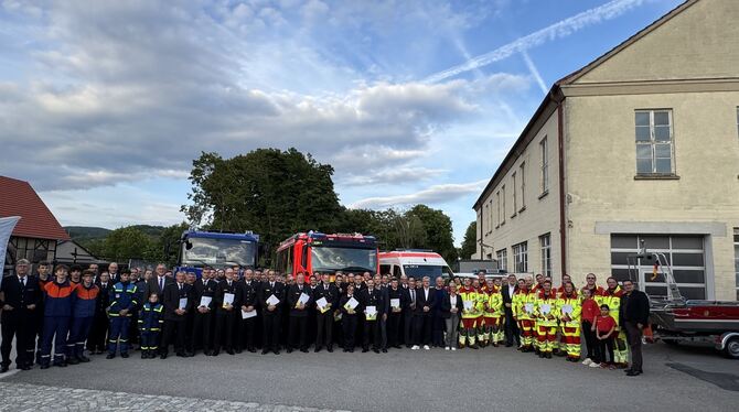 88 der über 100 zu ehrenden Einsatzkräfte wurden in Metzingen ausgezeichnet und stellten sich hinterher zu einem Gruppenfoto auf 88 der über 100 zu ehrenden Einsatzkräfte wurden in Metzingen ausgezeichnet und stellten sich hinterher zu einem Gruppenfoto auf