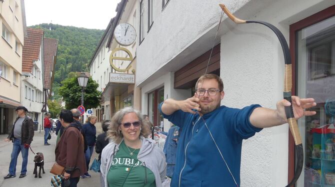 Hobbybogen- schütze Marco Keser aus Bad Urach spannte diesen zunächst falsch gespannten Bogen richtig. FOTO: SANDER