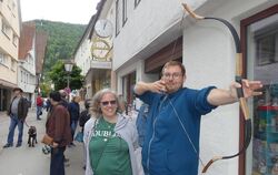 Hobbybogen- schütze Marco Keser aus Bad Urach spannte diesen zunächst falsch gespannten Bogen richtig. FOTO: SANDER 