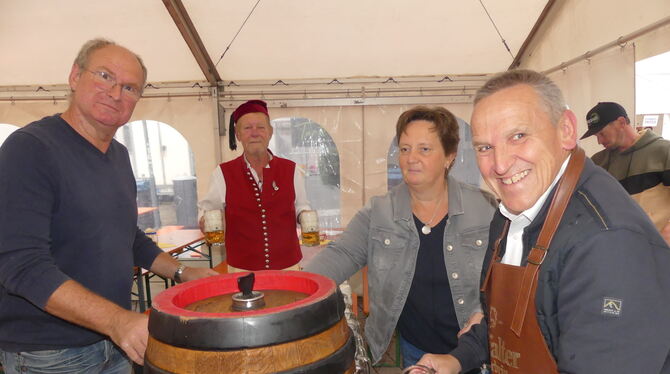 Andreas Seiz, Getränkehändler und Ortsvorsteher (links und rechts) mit der stellvertretenden Ortsvorsteherin Bianca Reusch und H Andreas Seiz, Getränkehändler und Ortsvorsteher (links und rechts) mit der stellvertretenden Ortsvorsteherin Bianca Reusch und H