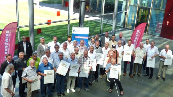 Die Jubilare wurden für ihr Engagement und ihre langjährige Arbeit im Handwerk im Landratsamt Tübingen geehrt.  FOTO: PR