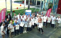  Die Jubilare wurden für ihr Engagement und ihre langjährige Arbeit im Handwerk im Landratsamt Tübingen geehrt.  FOTO: PR