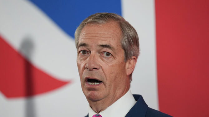 Nigel Farage, Chef der rechtspopulistischen Reform-Partei, nahm die Demonstranten in Schutz.  FOTO: FULLER/PA WIRE/DPA