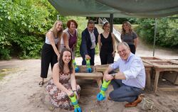 OB Thomas Keck probiert im Garten des Kinderhauses Heinestraße zusammen mit dem Team, Sozialamtsleiter Joachim Haas (Mitte) und 