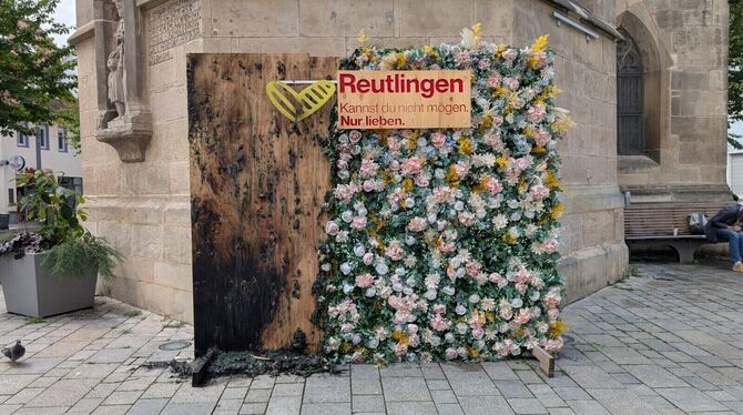 Die brennende Fotowand an der Nikolaikirche in Reutlingen wurde mithilfe von Anwohnern gelöscht. Außerdem brannte es in der Reut