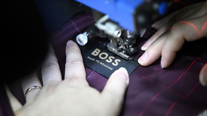 Mode Produktion von Anzügen bei Hugo Boss in Metzingen.