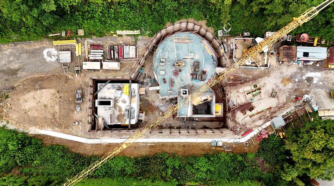 Regenüberlaufbecken Oferdingen Die Großbaustelle in Oferdingen aus der Vogelperspektive: Das neue Regenüberlaufbecken wird unter der Straße eingebaut.