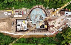 Die Großbaustelle in Oferdingen aus der Vogelperspektive: Das neue Regenüberlaufbecken wird unter der Straße eingebaut. 