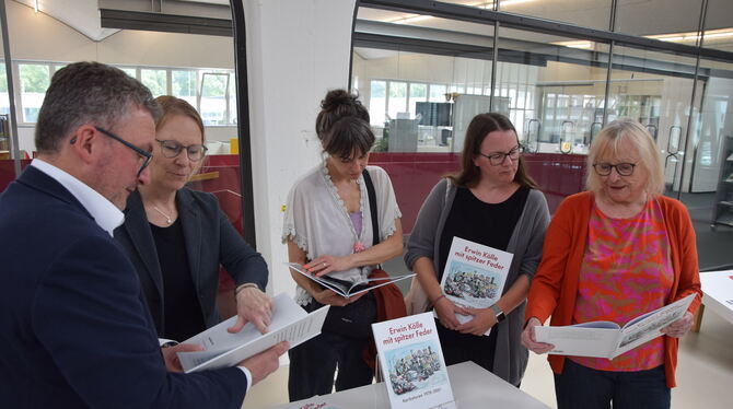 Buch Oberbürgermeister Michael Bulander, Stadtarchivarin Dr. Franziska Blum und Familienangehörige des früheren Mössinger Bürgermeist