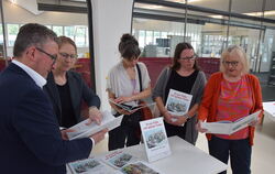Oberbürgermeister Michael Bulander, Stadtarchivarin Dr. Franziska Blum und Familienangehörige des früheren Mössinger Bürgermeist