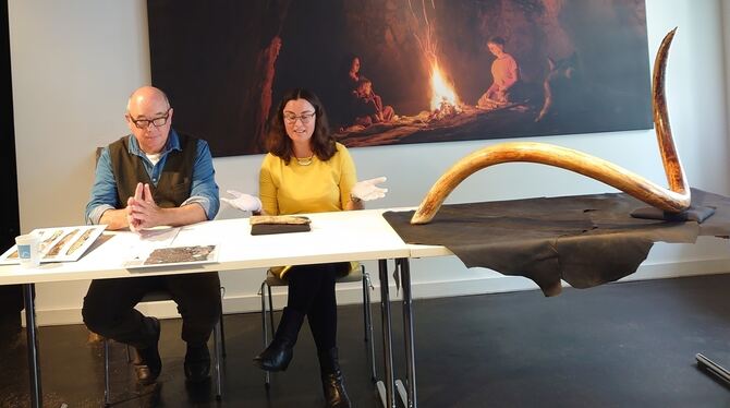 alb urmu meißel Nicholas Conard und Sibylle Wolf präsentieren den Fund des Jahres.