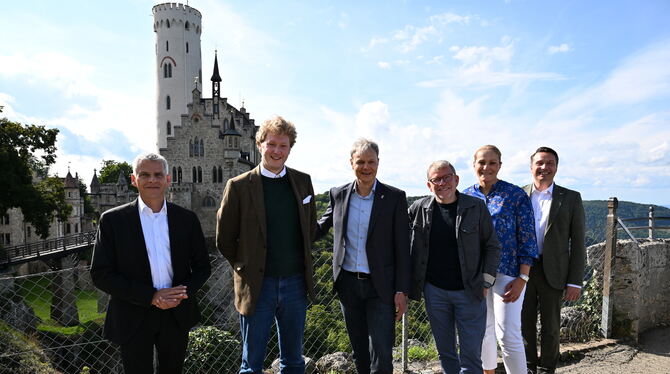 Schlossbesuch (von links): Staatssekretär Patrick Rapp, Karl-Philipp Fürst von Urach, Lichtensteins Bürgermeister Peter Nußbaum,