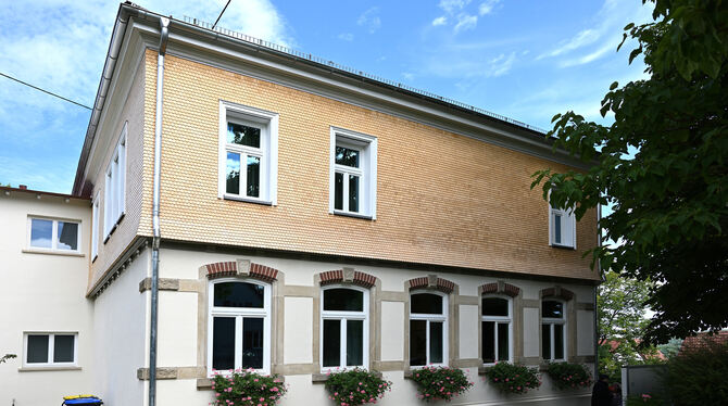 Wieder tipp-topp in Schuss: Die Alte Schule, unter deren Dach auch das Sondelfinger Bezirksamt residiert, erstrahlt nach der Ren