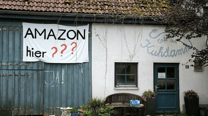 Die Haltung zu Amazon ist in Hengen geteilt. Das Bild zeigt das Plakat der ersten Stunde am Scheuerntor von Hermann Kiefer, der