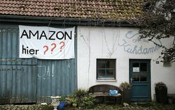 Die Haltung zu Amazon ist in Hengen geteilt. Das Bild zeigt das Plakat der ersten Stunde am Scheuerntor von Hermann Kiefer, der 