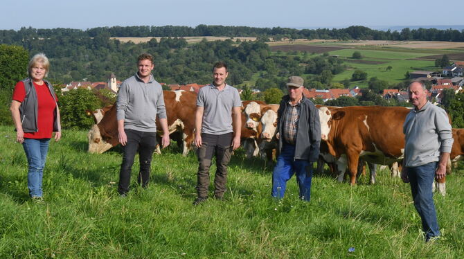 Familie Rein Landschaftspflegepreis Eine preisgekrönte Öschinger Landwirtschaftsfamilie (von links): Susanne, Florian und Andreas Rein, Seniorchef Ernst Rempfer und