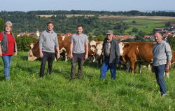 Eine preisgekrönte Öschinger Landwirtschaftsfamilie (von links): Susanne, Florian und Andreas Rein, Seniorchef Ernst Rempfer und