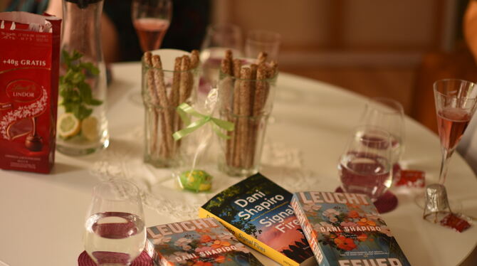 Bücher, Snacks und Geselligkeit beim Literaturkreis in der Oststadt.