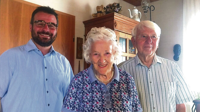 Anna und Frank Streich blicken gut gelaunt auf 65 Ehejahre zurück. Bezirksbürgermeister Friedemann Rupp (links) gratuliert da ge