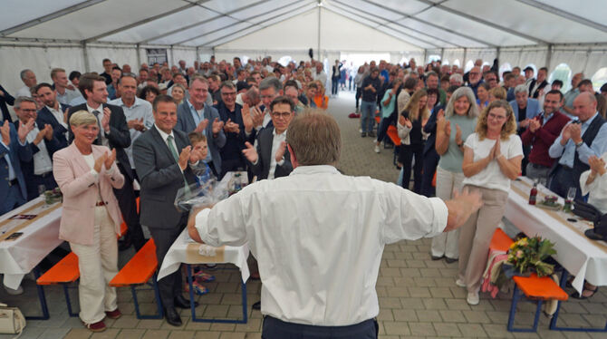 Heinrich Beck, der Standing Ovations erhielt, führte Minister Peter Hauk (rechts) und Landrat Ulrich Fiedler durch die Räume.  F