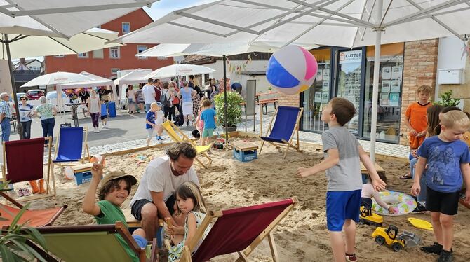 Auch in diesem Jahr können die Gomaringer beim Schloss-Beach wieder Sand zwischen den Zehen spüren. FOTO: JOCHEN