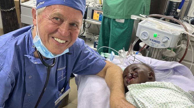 Interplast Herbert Bauer mit einem kleinen Patienten am OP-Tisch.