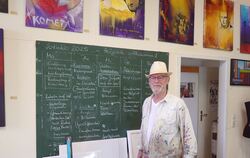 "Schulmeister" Gernot Bizer vor seinem in Kreide gegossenen Stundenplan.
