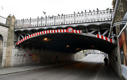 Schauplatz der Taubenvergrämung war die Eisenbahnbrücke Unter den Linden.