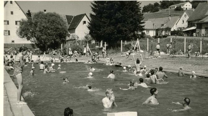 Sogar ein Freibad gab’s mal: Eintauchen ins alte Gächingen kann man mit einem historischen Buch. FOTO: SAMMLUNG KOSEMUND Sogar ein Freibad gab’s mal: Eintauchen ins alte Gächingen kann man mit einem historischen Buch. FOTO: SAMMLUNG KOSEMUND