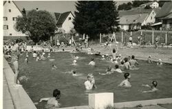 Sogar ein Freibad gab’s mal: Eintauchen ins alte Gächingen kann man mit einem historischen Buch.  FOTO: SAMMLUNG KOSEMUND