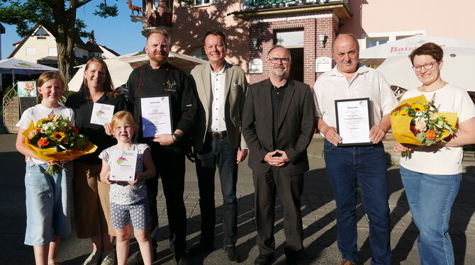 Preisverleihung Dorfgasthaus Sie freuten sich zusammen mit ihren Eltern, die kinder von Anja (von links) und Daniel Markert vom Hirsch in Derendingen, zusamm