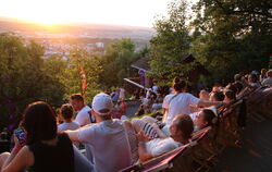 So schön kann ein Sommerabend im Weinberg sein: Chillen mit Blick auf den Sonnenuntergang  