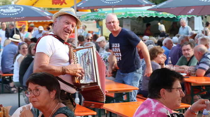 Zwiefalter Vespermarkt Benno Baier versteht es, mit seiner Handorgel Stimmung zu machen.