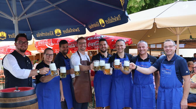 Bürgermeister Simon Baier (mit Lederschürze) und die Vorstandschaft des Fördervereins Oberstetter Vereine haben gut lachen - das